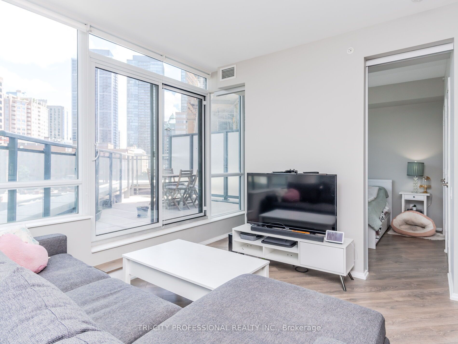 45 Charles St E Property Photo 15