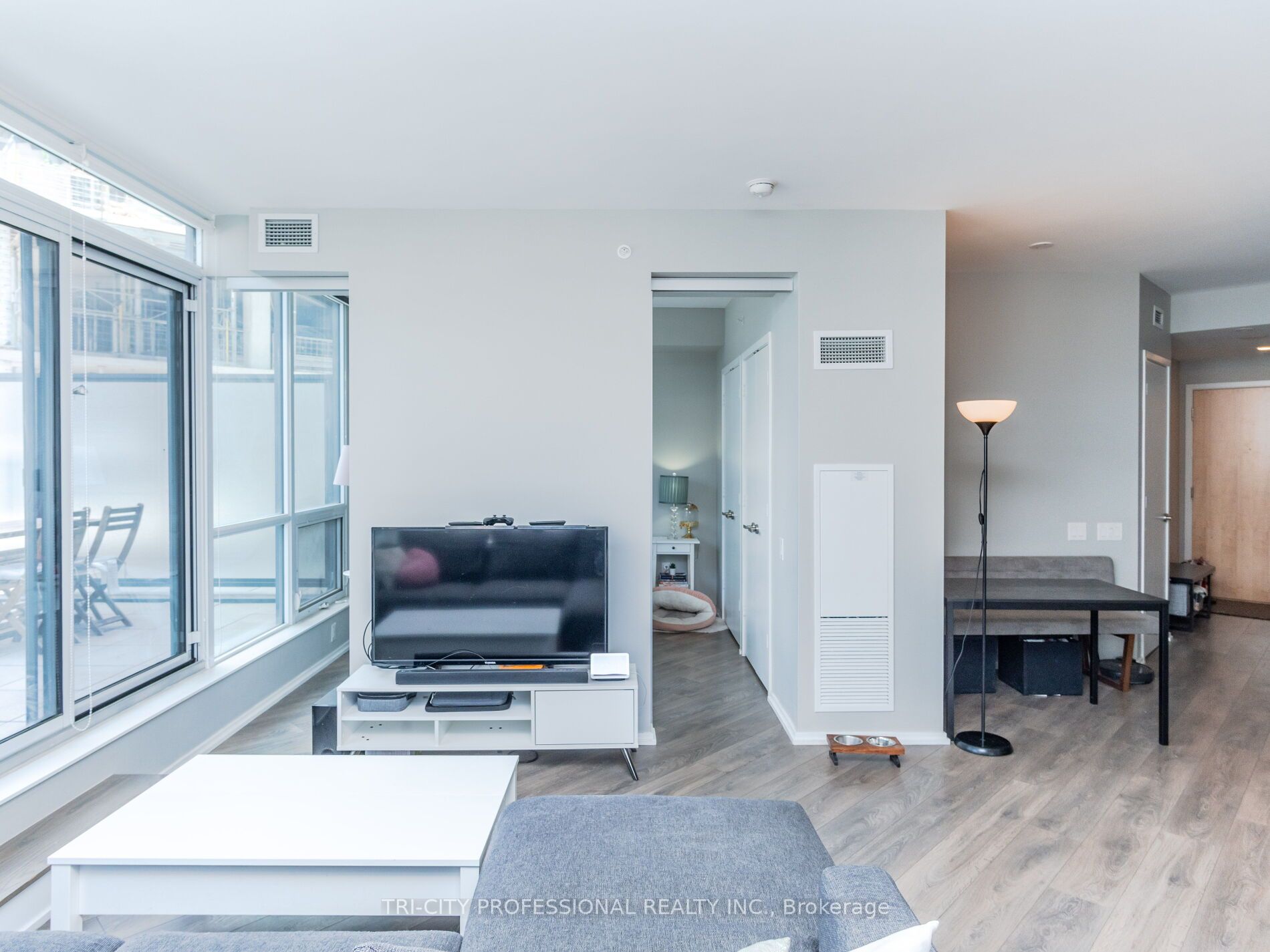 45 Charles St E Property Photo 16