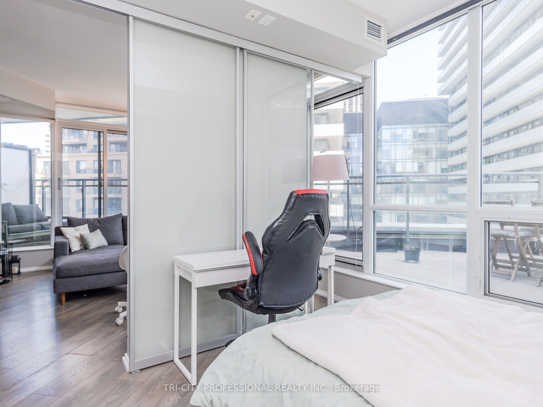 45 Charles St E Property Photo 19