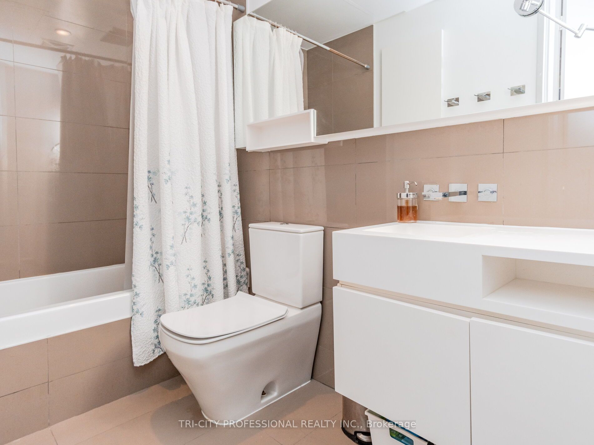 45 Charles St E Property Photo 20