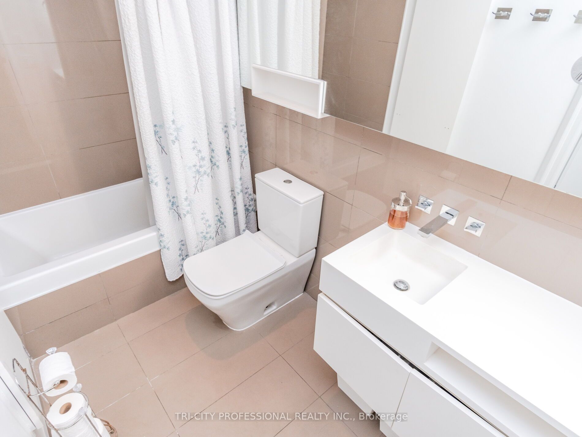 45 Charles St E Property Photo 21