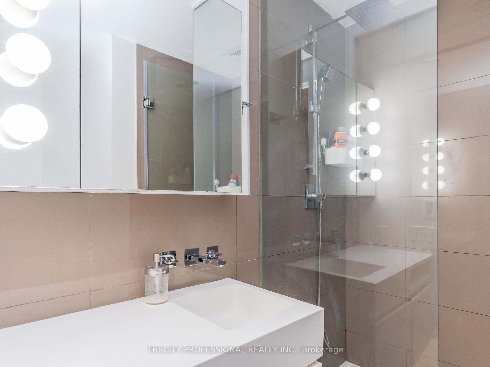 45 Charles St E Property Photo 23