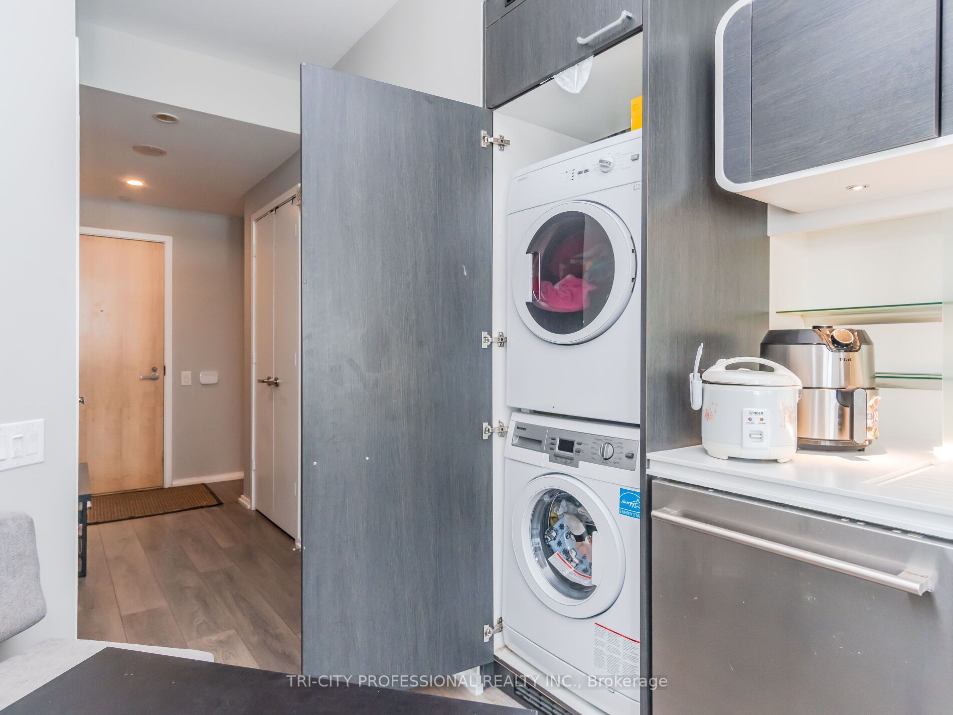 45 Charles St E Property Photo 24