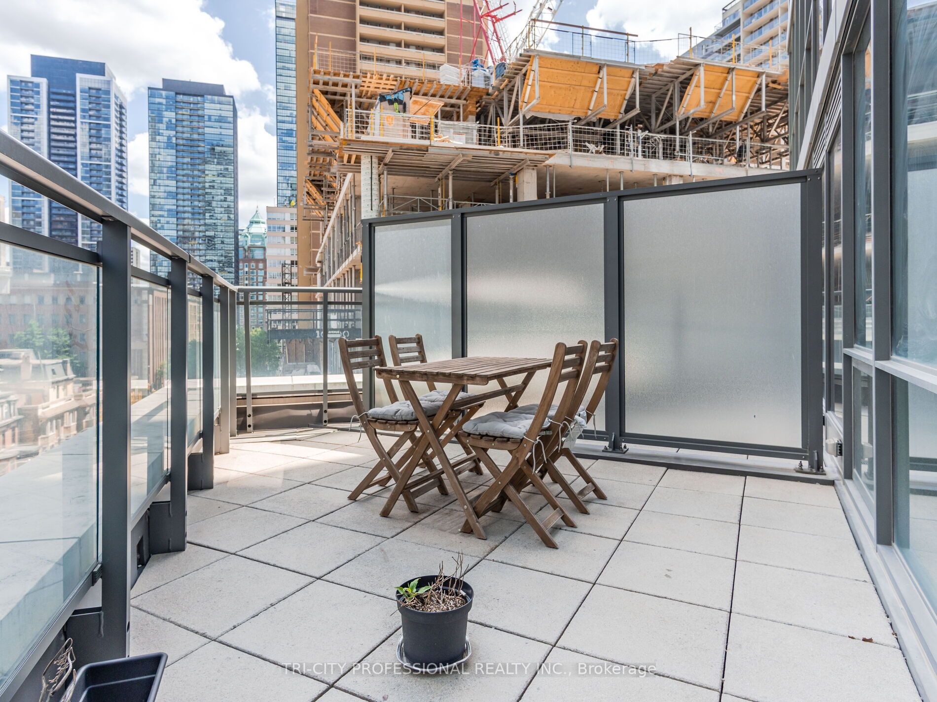 45 Charles St E Property Photo 25