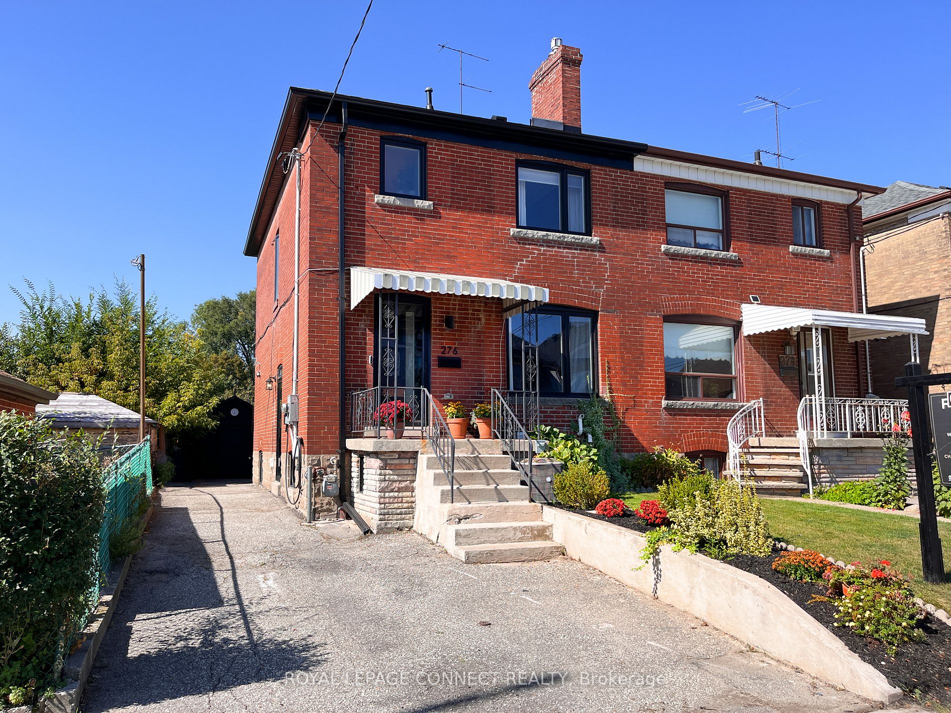 276 Oakwood Ave Property Photo