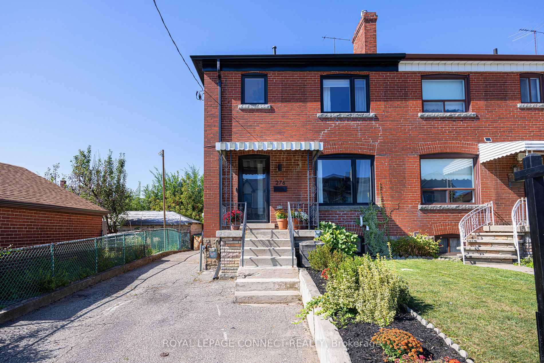 276 Oakwood Ave Property Photo 2