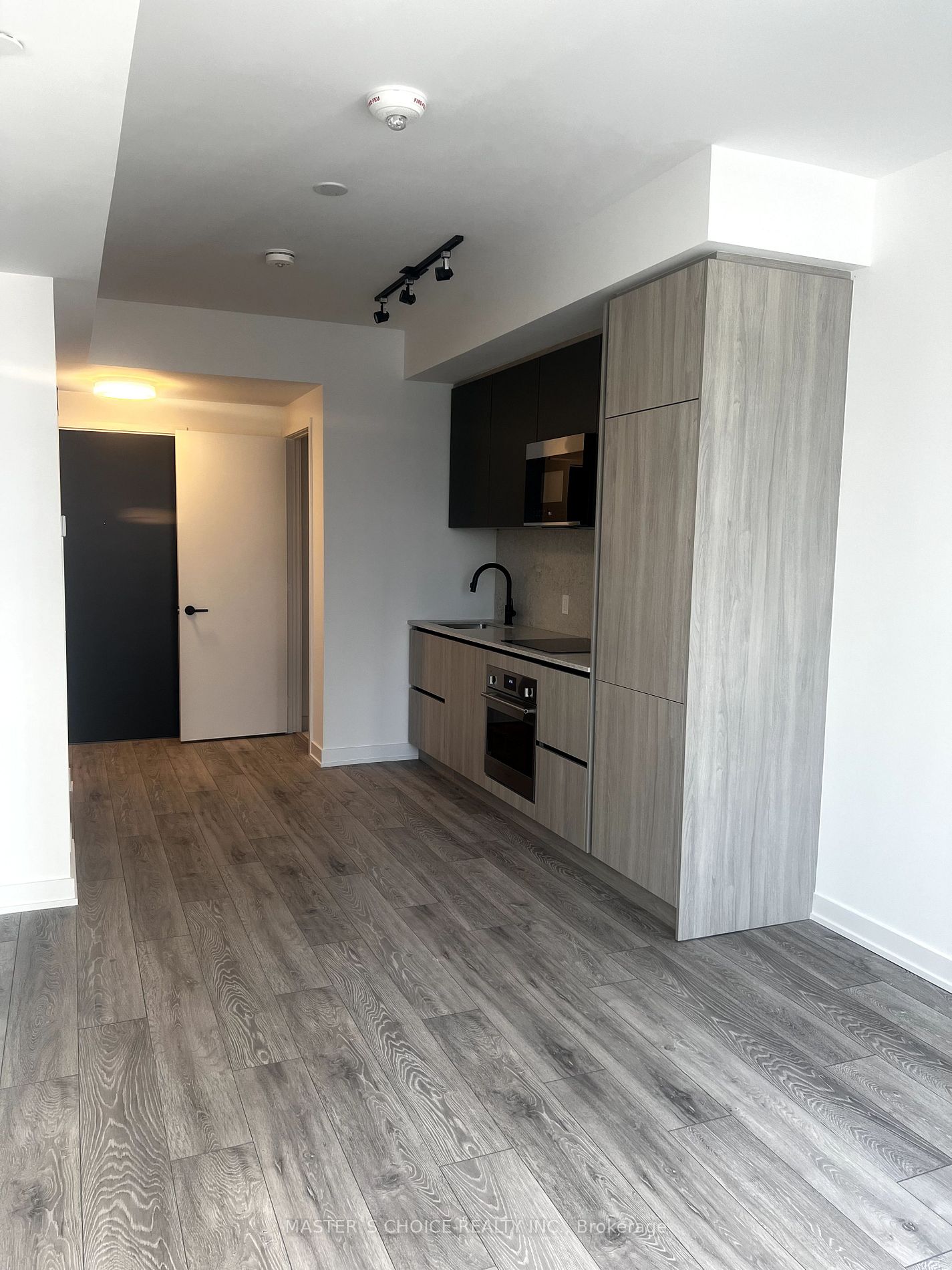 108 Peter St Property Photo 8