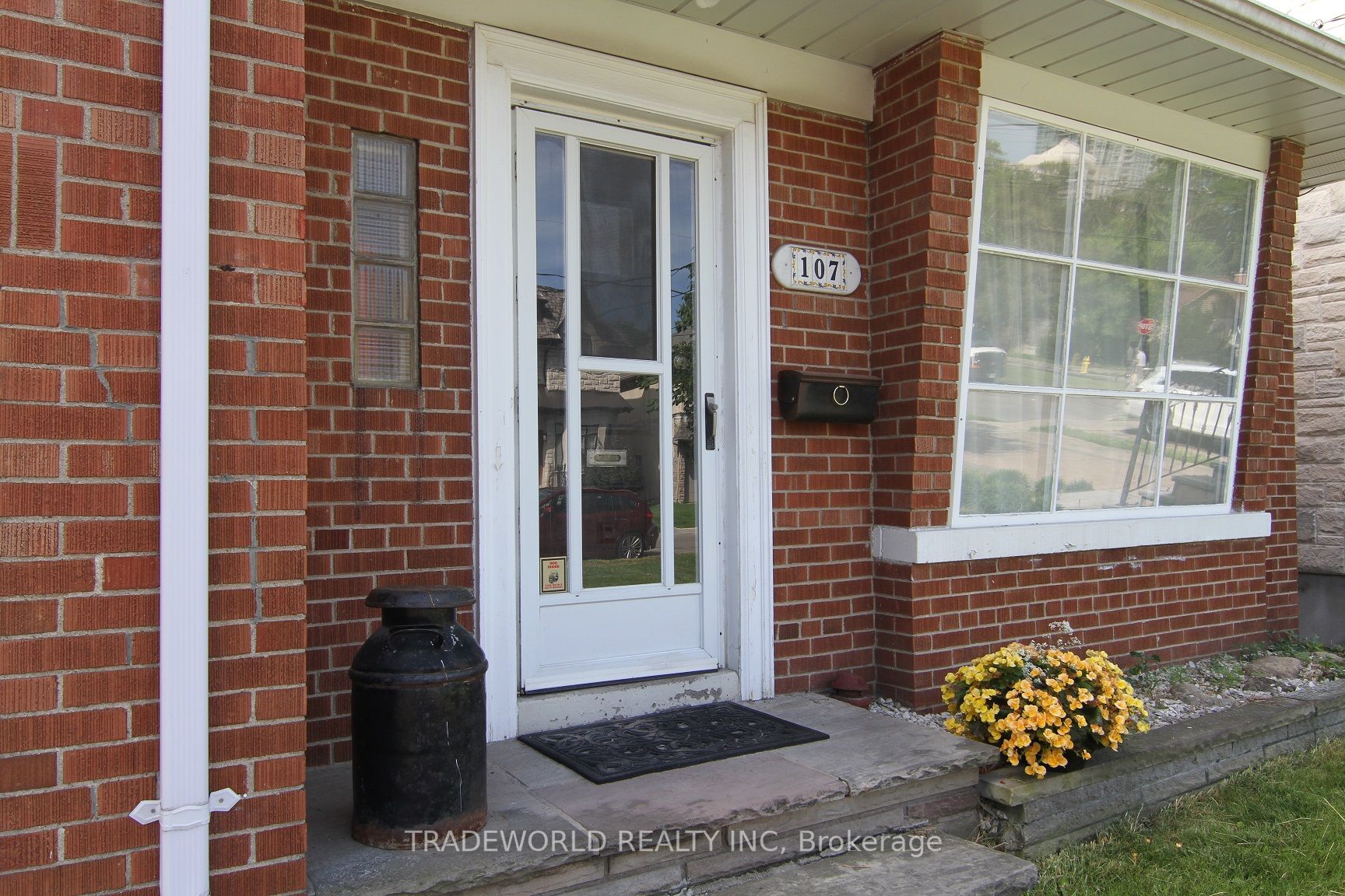 107 Elmwood Ave Property Photo 2