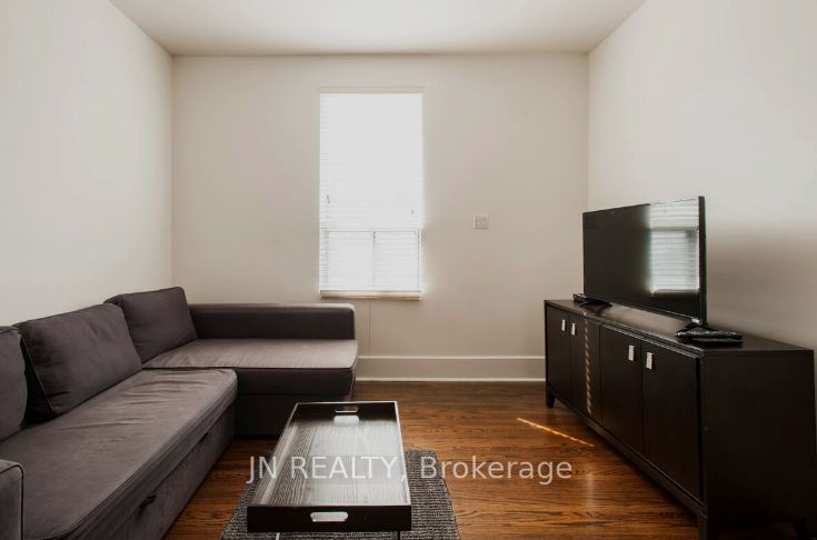 312 Harbord St Property Photo 4