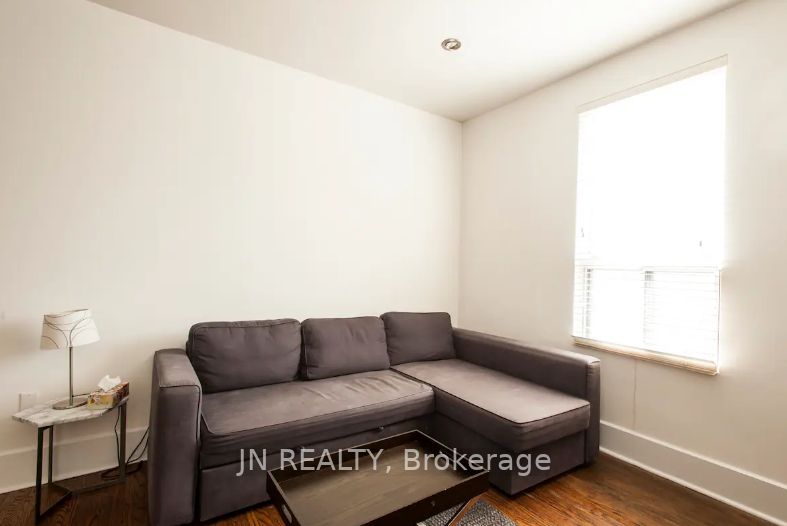 312 Harbord St Property Photo 5