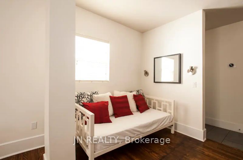 312 Harbord St Property Photo 6