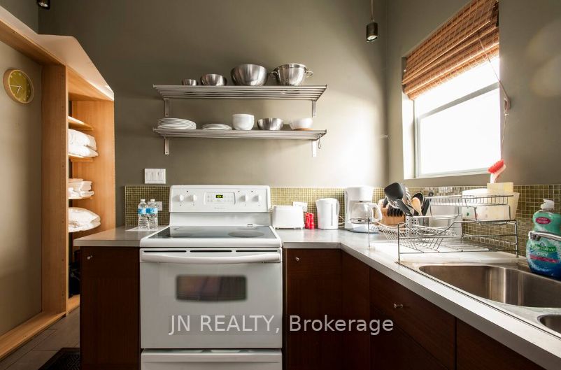 312 Harbord St Property Photo 8