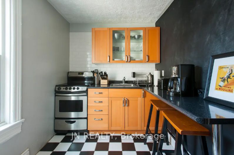 312 Harbord St Property Photo 13
