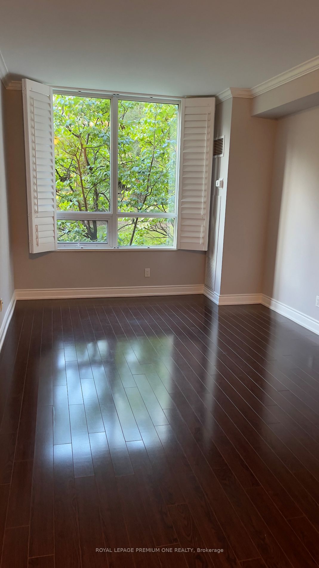 18 William Carson Cres Property Photo 5