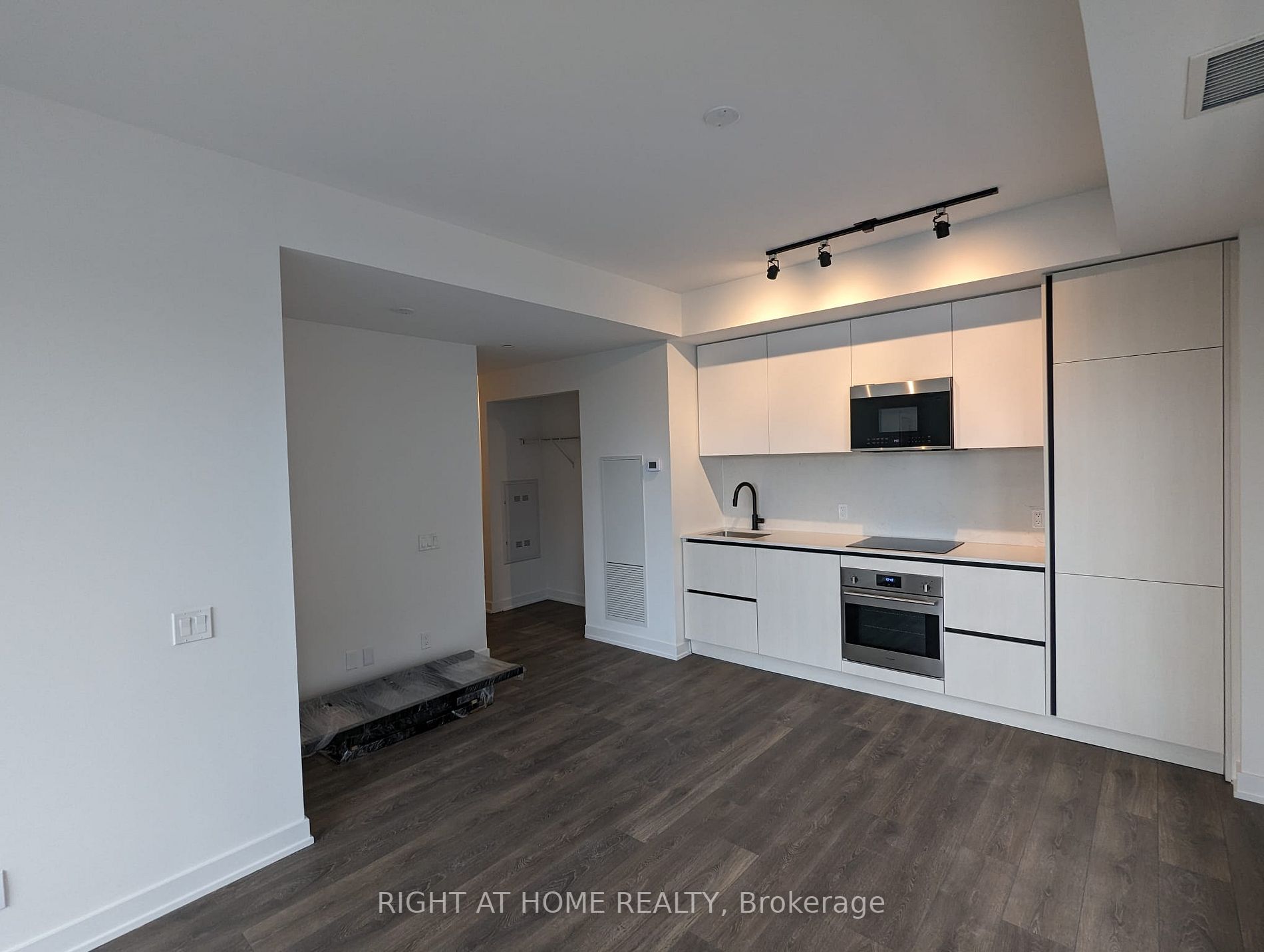 108 Peter St 16 Property Photo 6