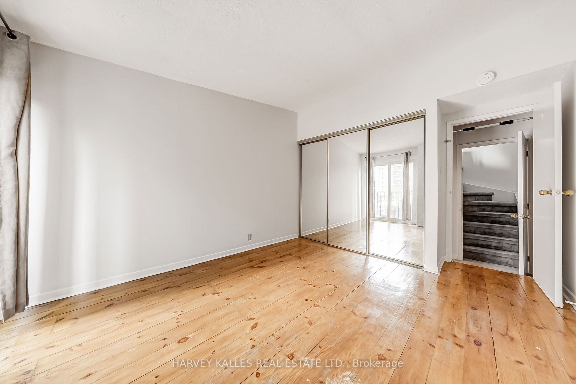 325 Jarvis St Property Photo 11