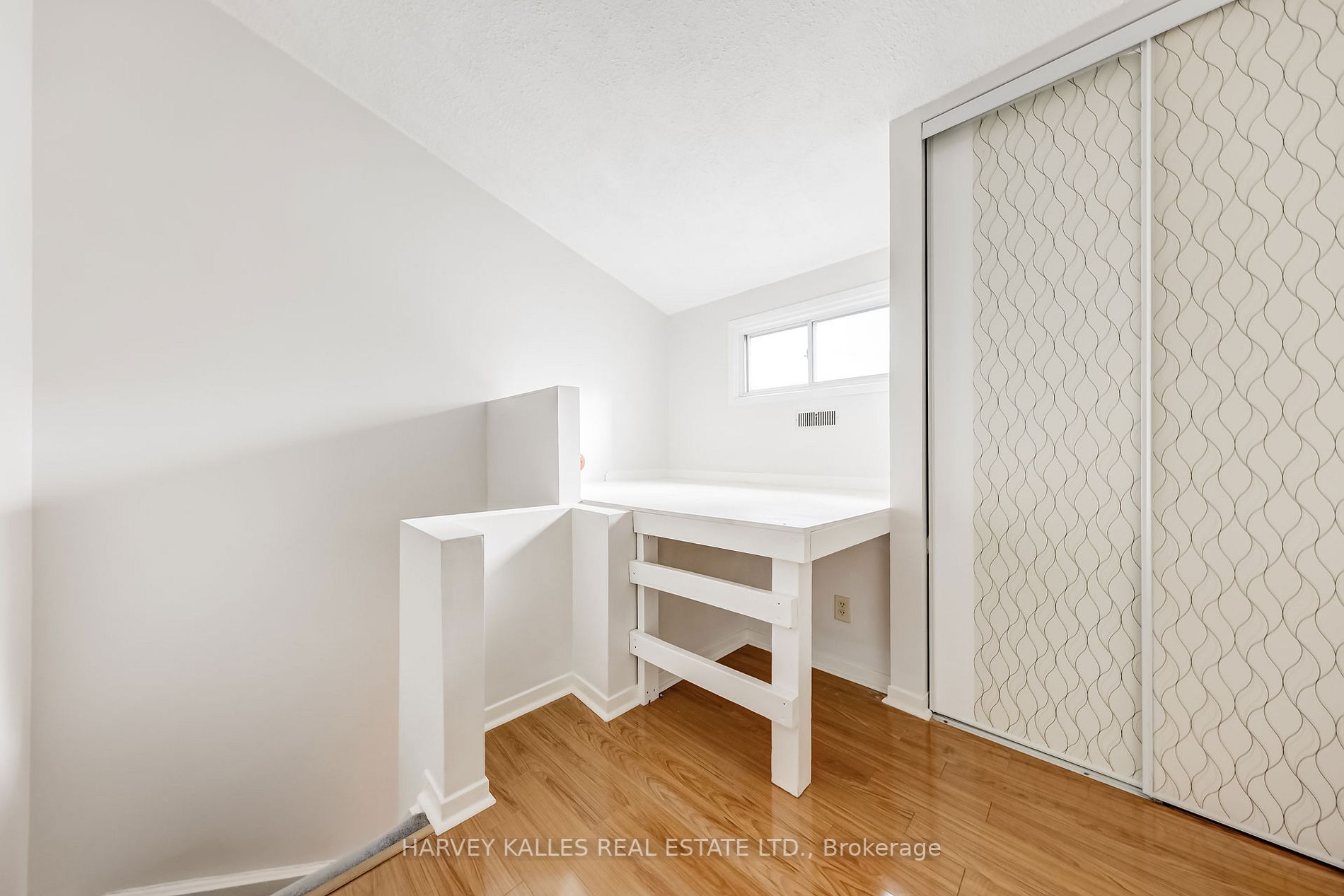 325 Jarvis St Property Photo 12