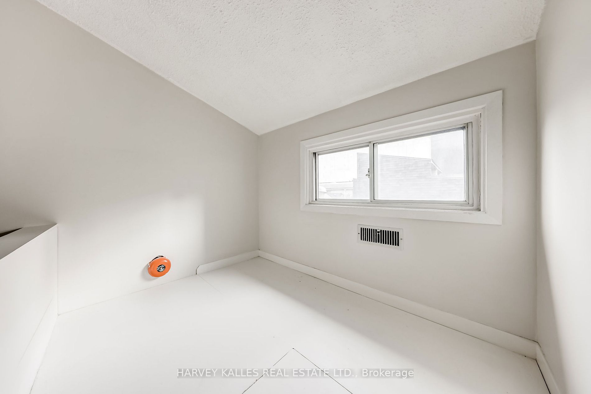 325 Jarvis St Property Photo 13