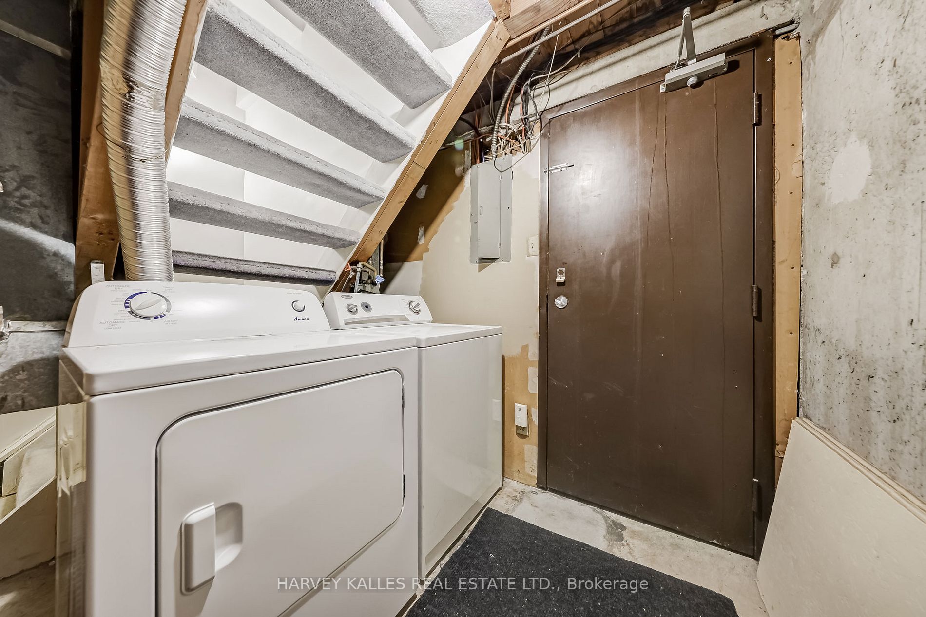 325 Jarvis St Property Photo 14