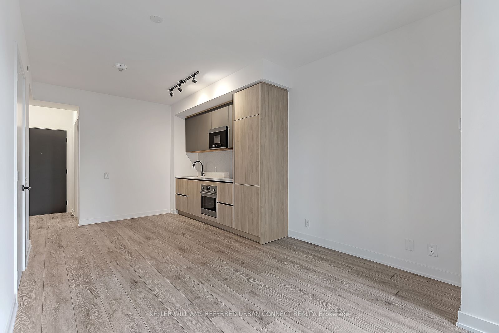 108 Peter St Property Photo 8