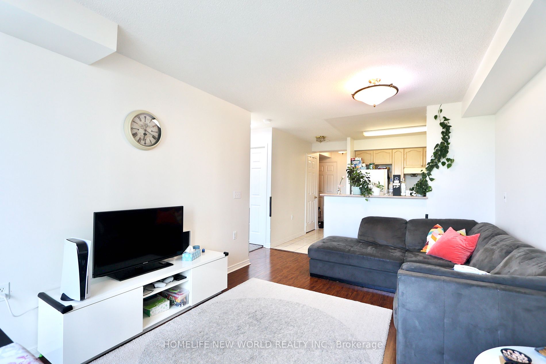 28 Olive Ave Property Photo 8
