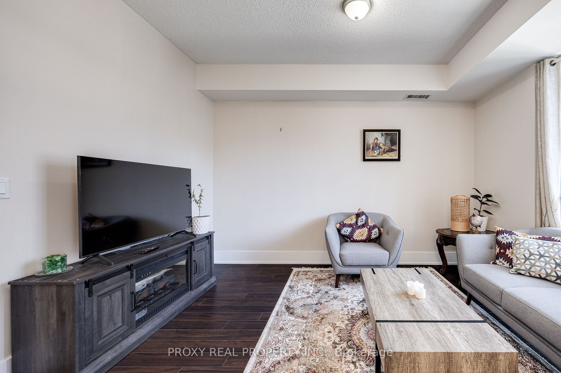 300 Front St W 5 Property Photo 6