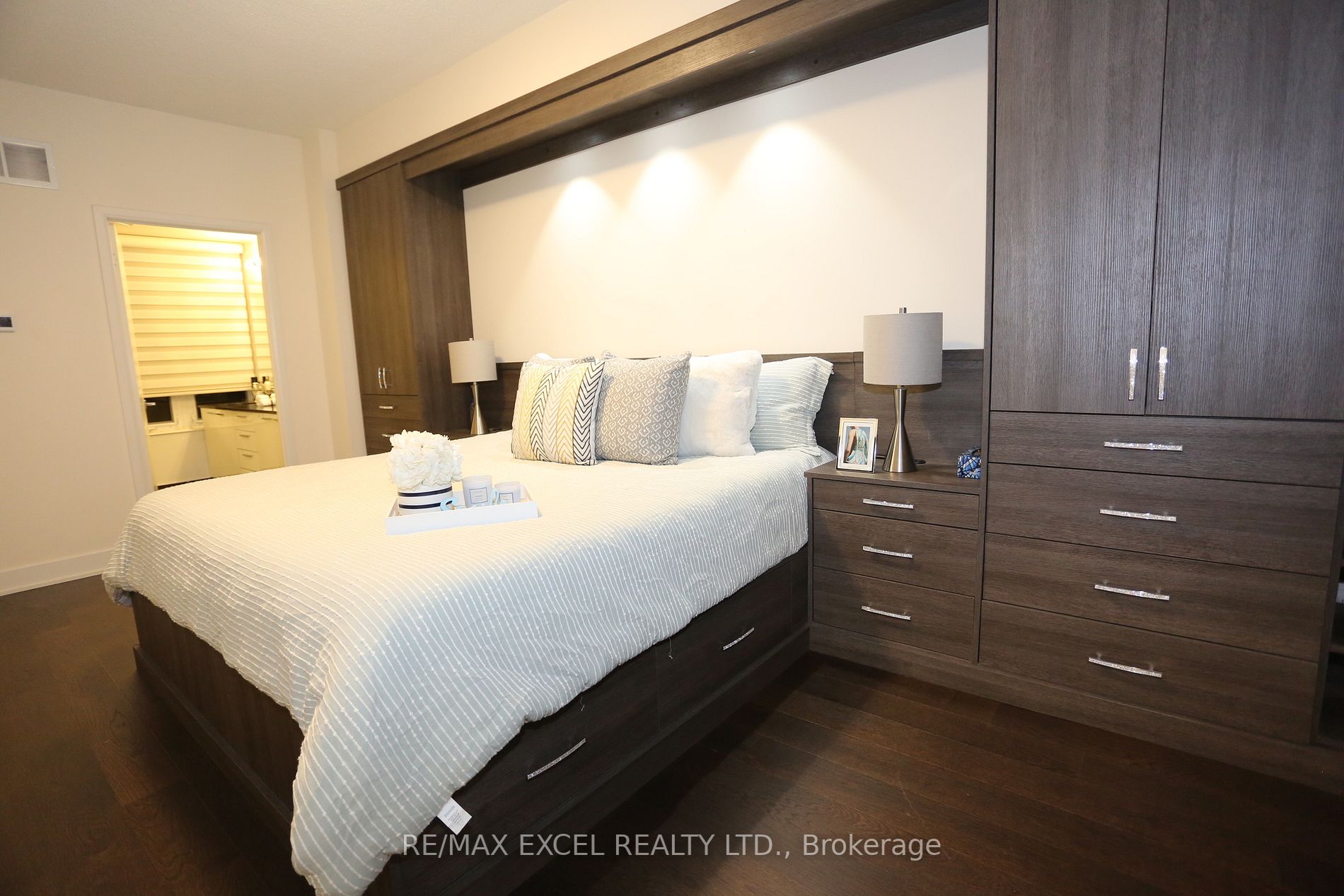 88 Sheppard Ave E Th12 Property Photo 17
