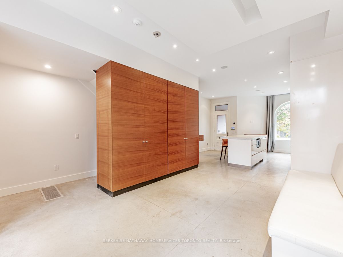 27 Macpherson Ave Property Photo 6