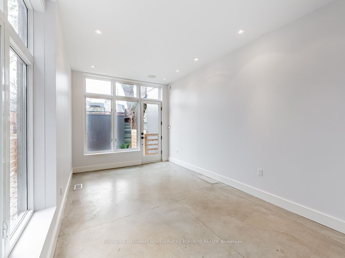 27 Macpherson Ave Property Photo 8