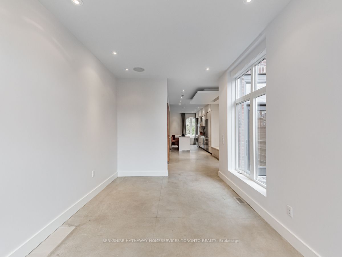 27 Macpherson Ave Property Photo 9