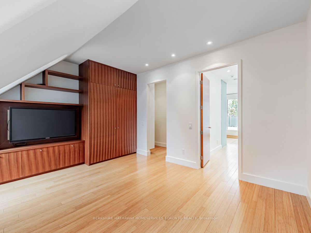 27 Macpherson Ave Property Photo 14