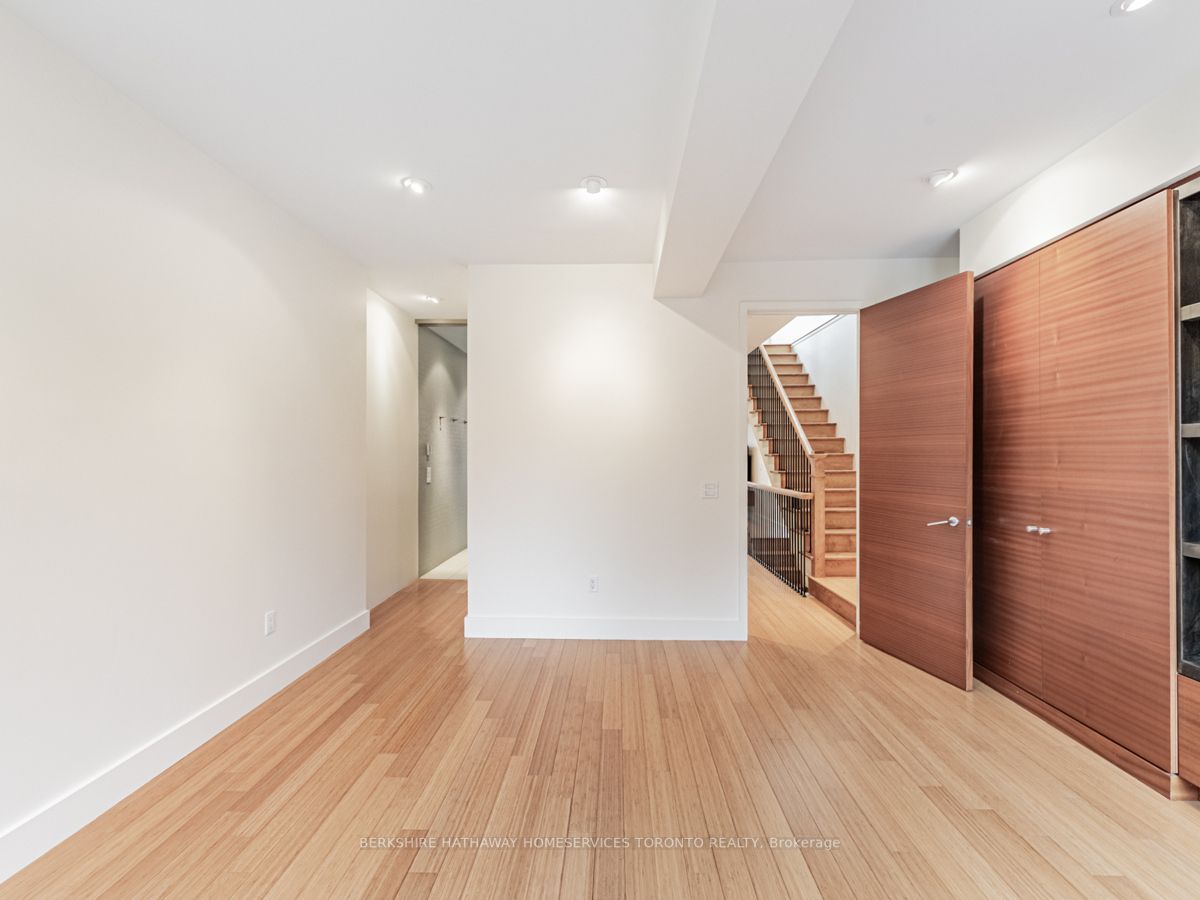 27 Macpherson Ave Property Photo 18
