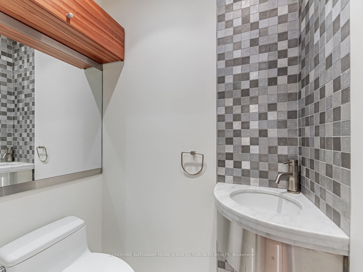 27 Macpherson Ave Property Photo 21