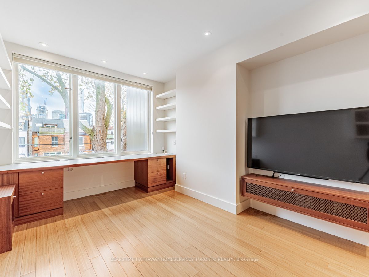 27 Macpherson Ave Property Photo 22