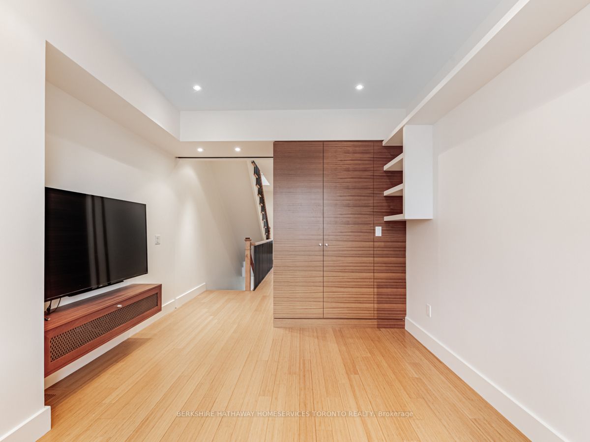 27 Macpherson Ave Property Photo 23