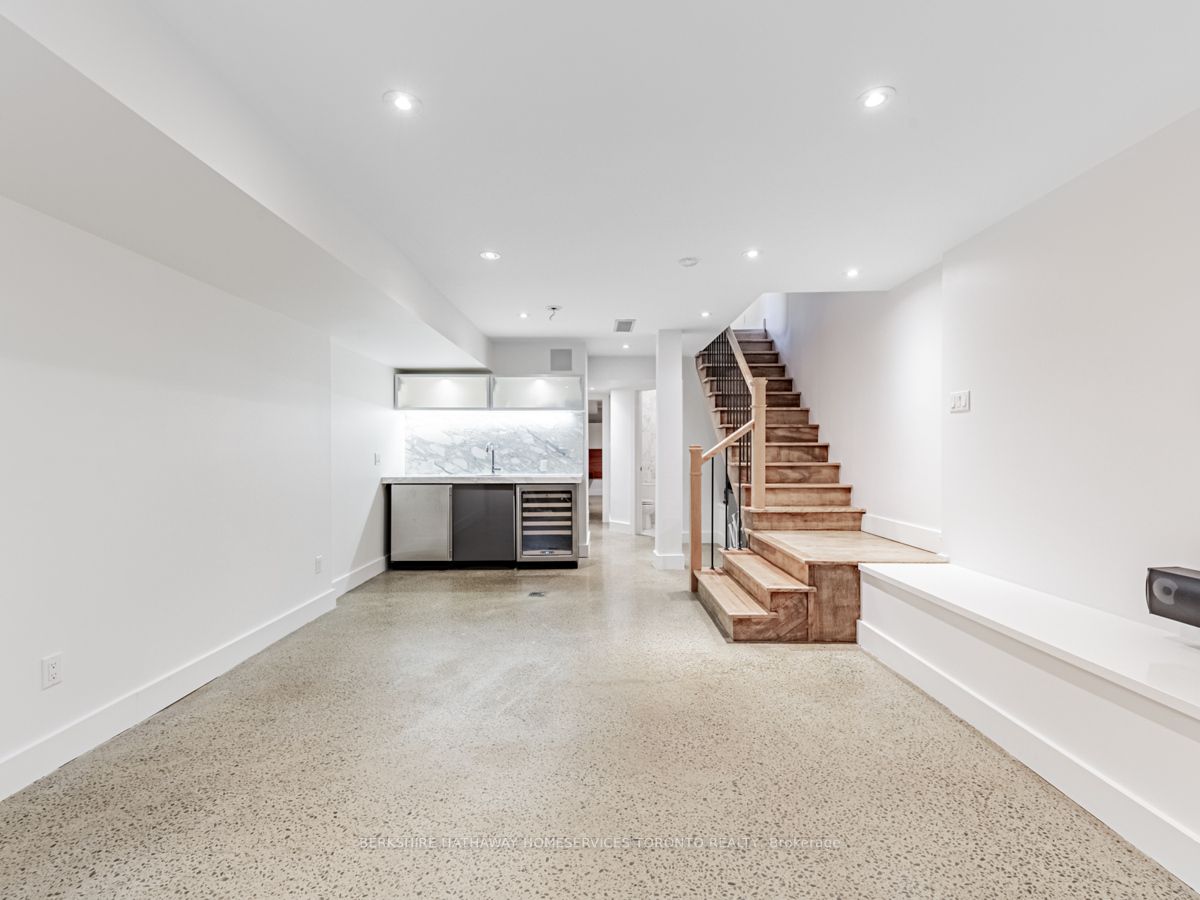27 Macpherson Ave Property Photo 24
