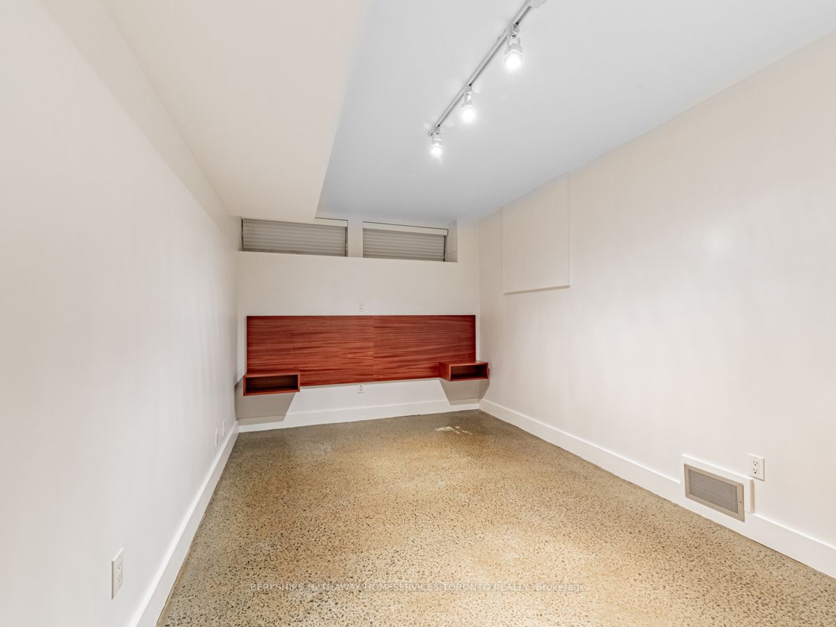 27 Macpherson Ave Property Photo 25