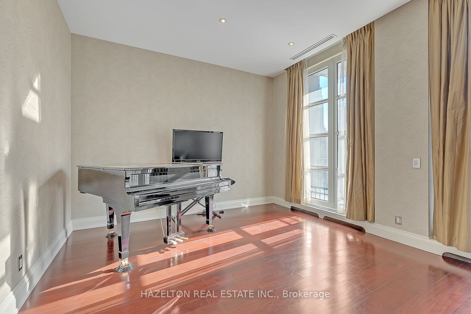 118 Yorkville Ave 1 Property Photo 17