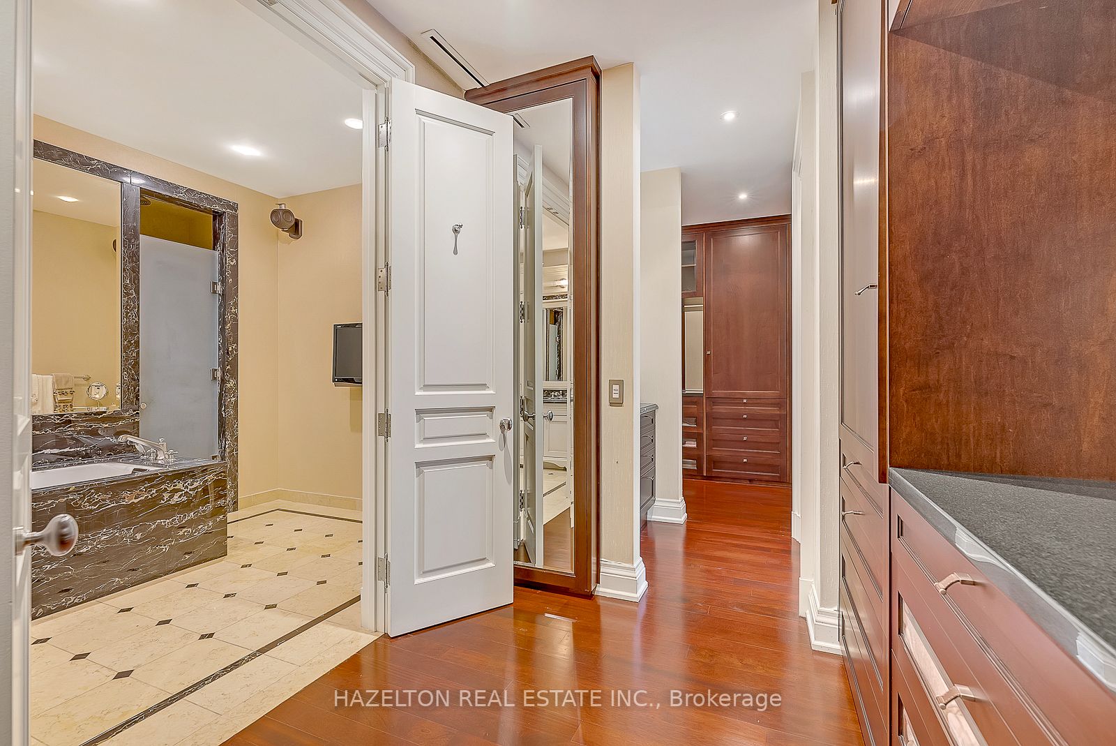118 Yorkville Ave 1 Property Photo 24