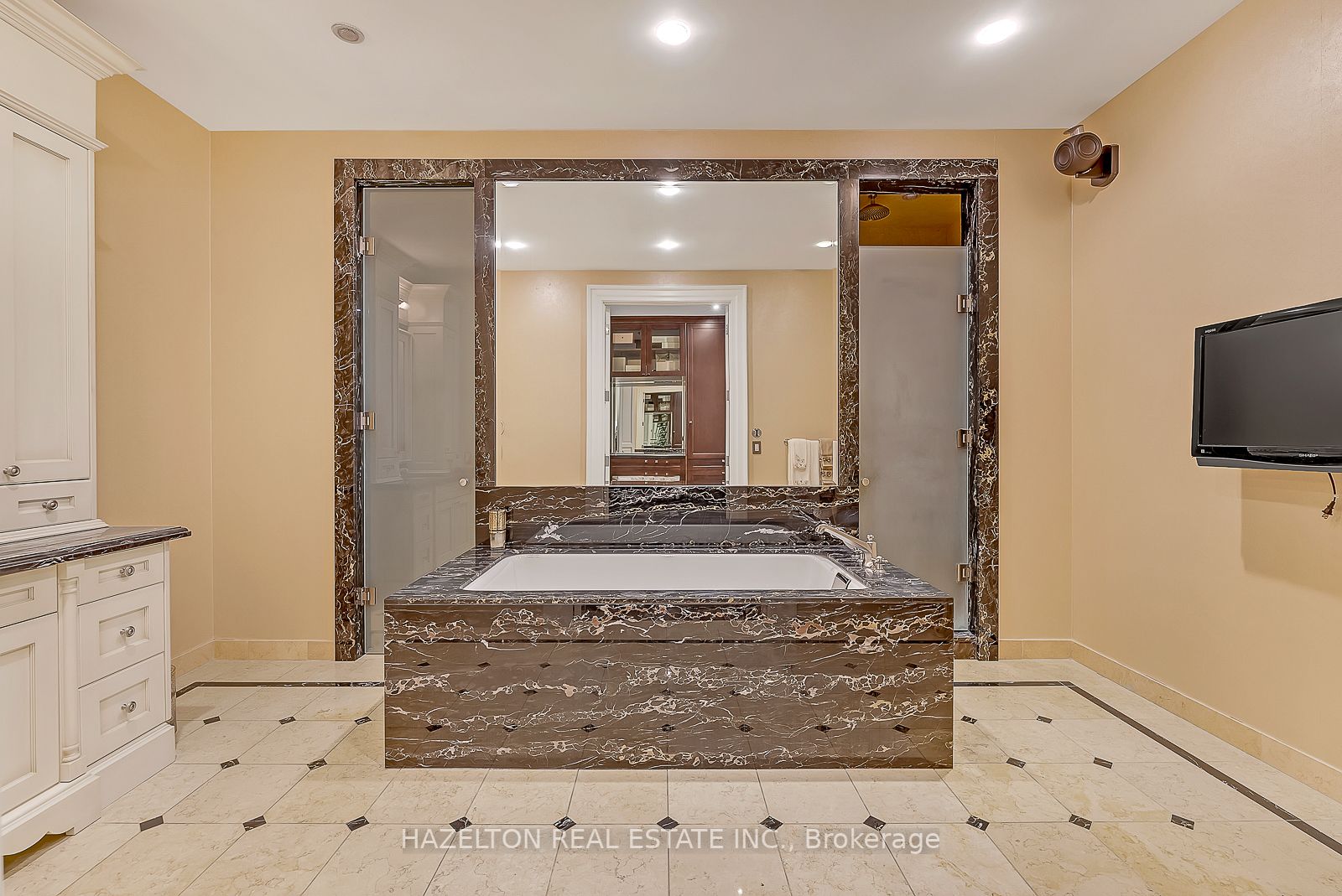 118 Yorkville Ave 1 Property Photo 25