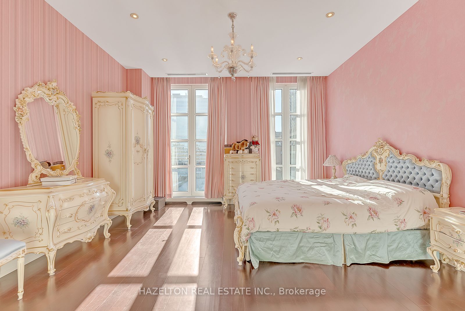 118 Yorkville Ave 1 Property Photo 29
