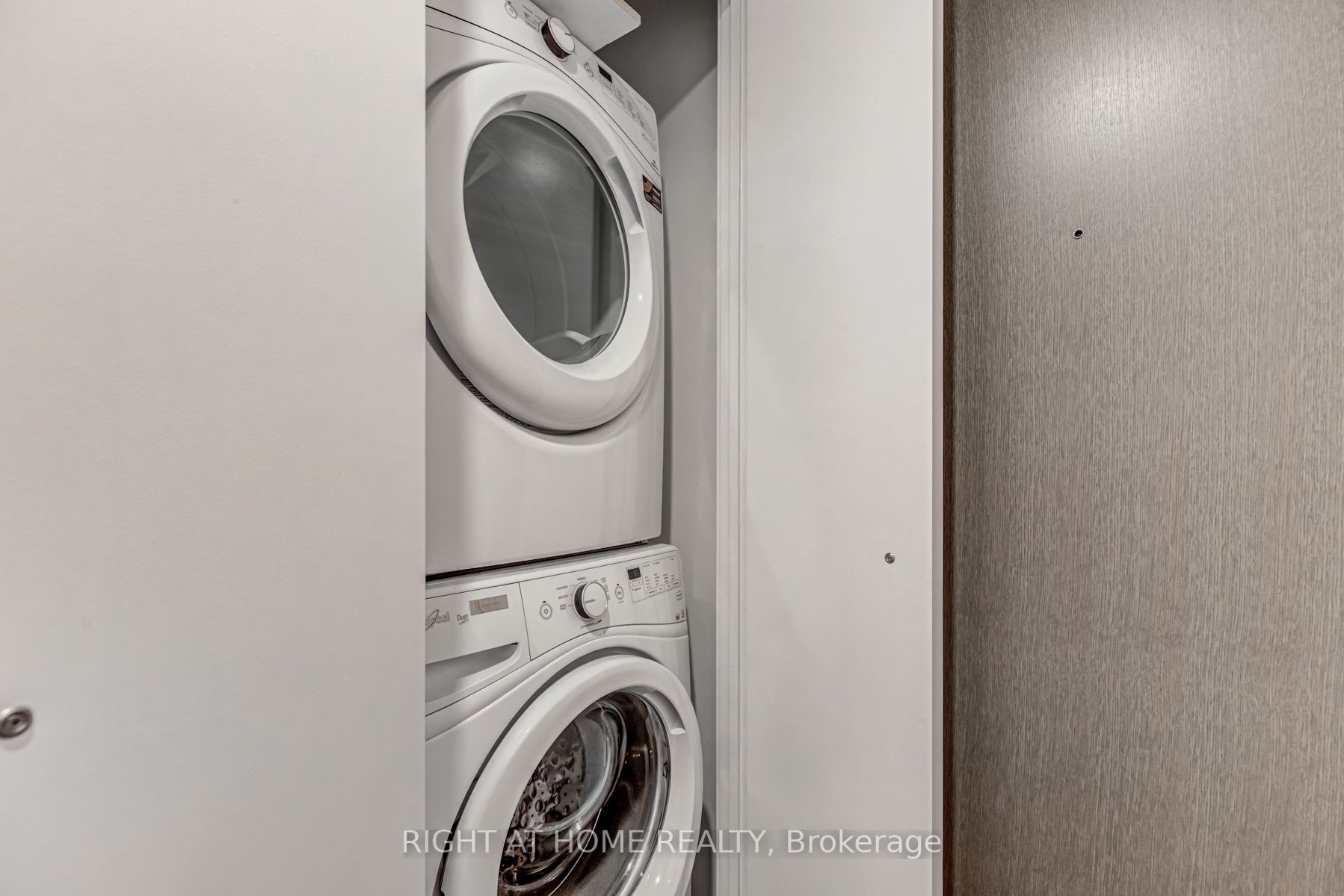 1 Bloor St E 06 Property Photo 17