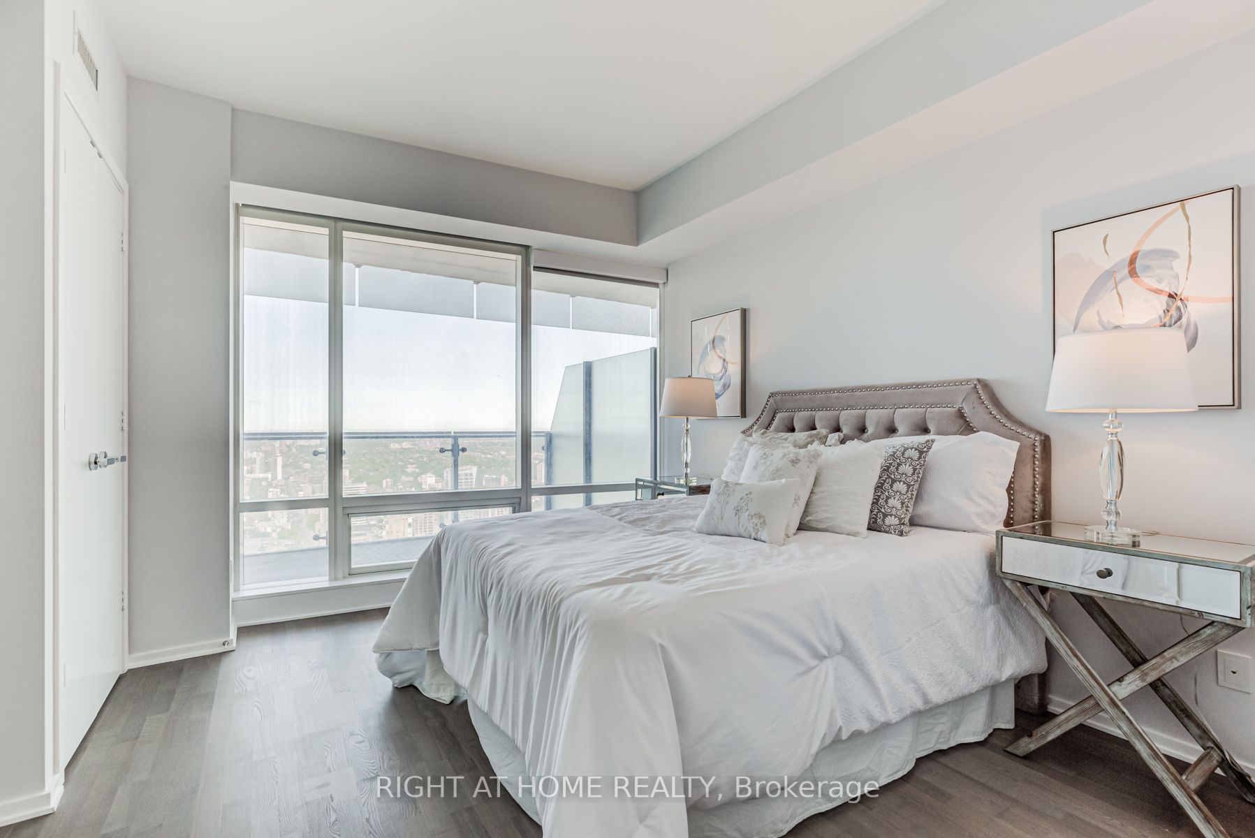 1 Bloor St E 06 Property Photo 28