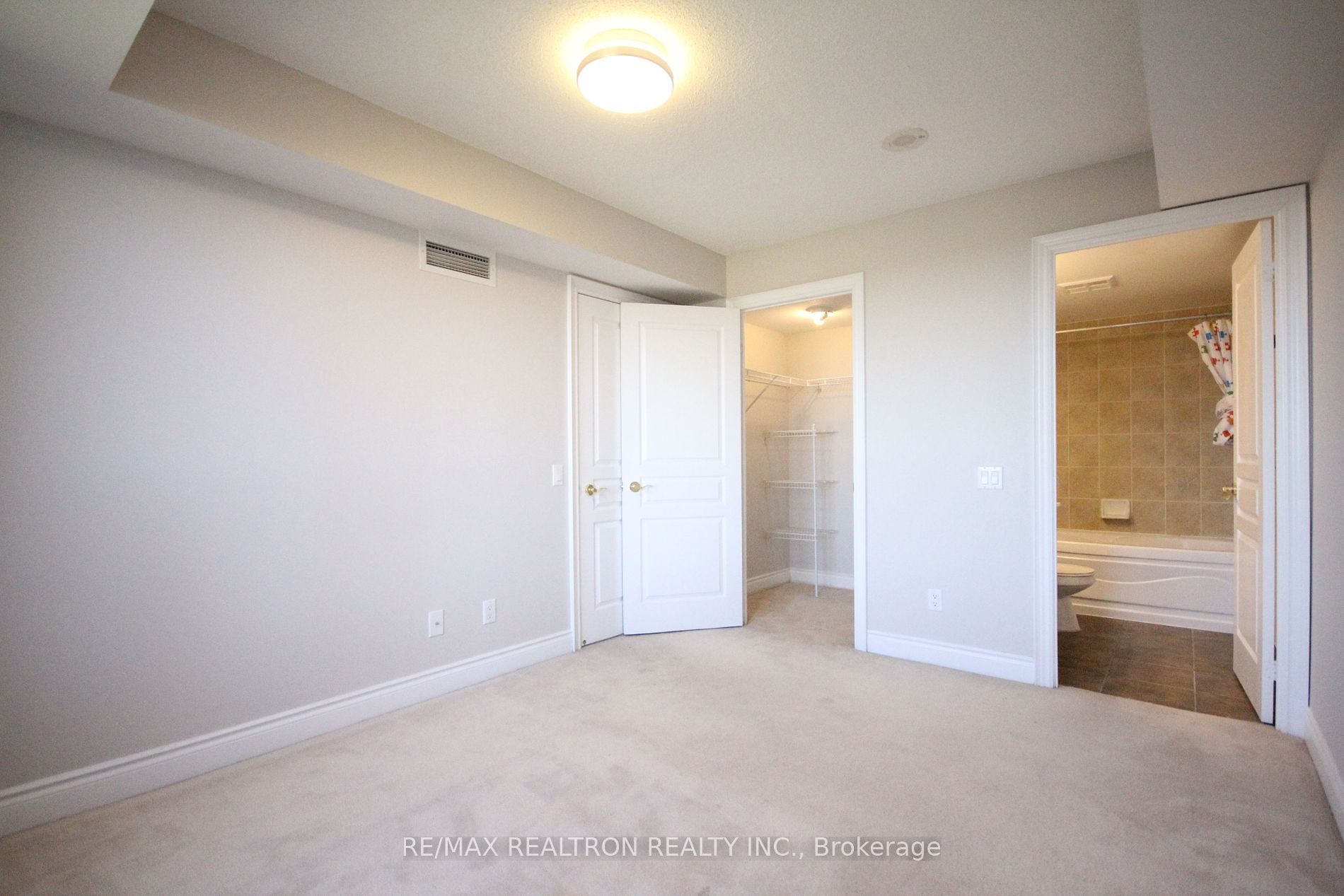 10 Northtown Way 4 Property Photo 12