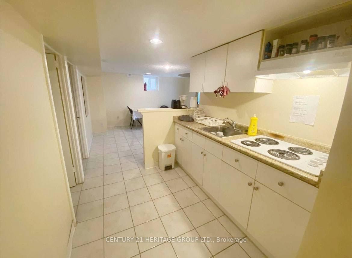 82 Caines Ave Property Photo 4