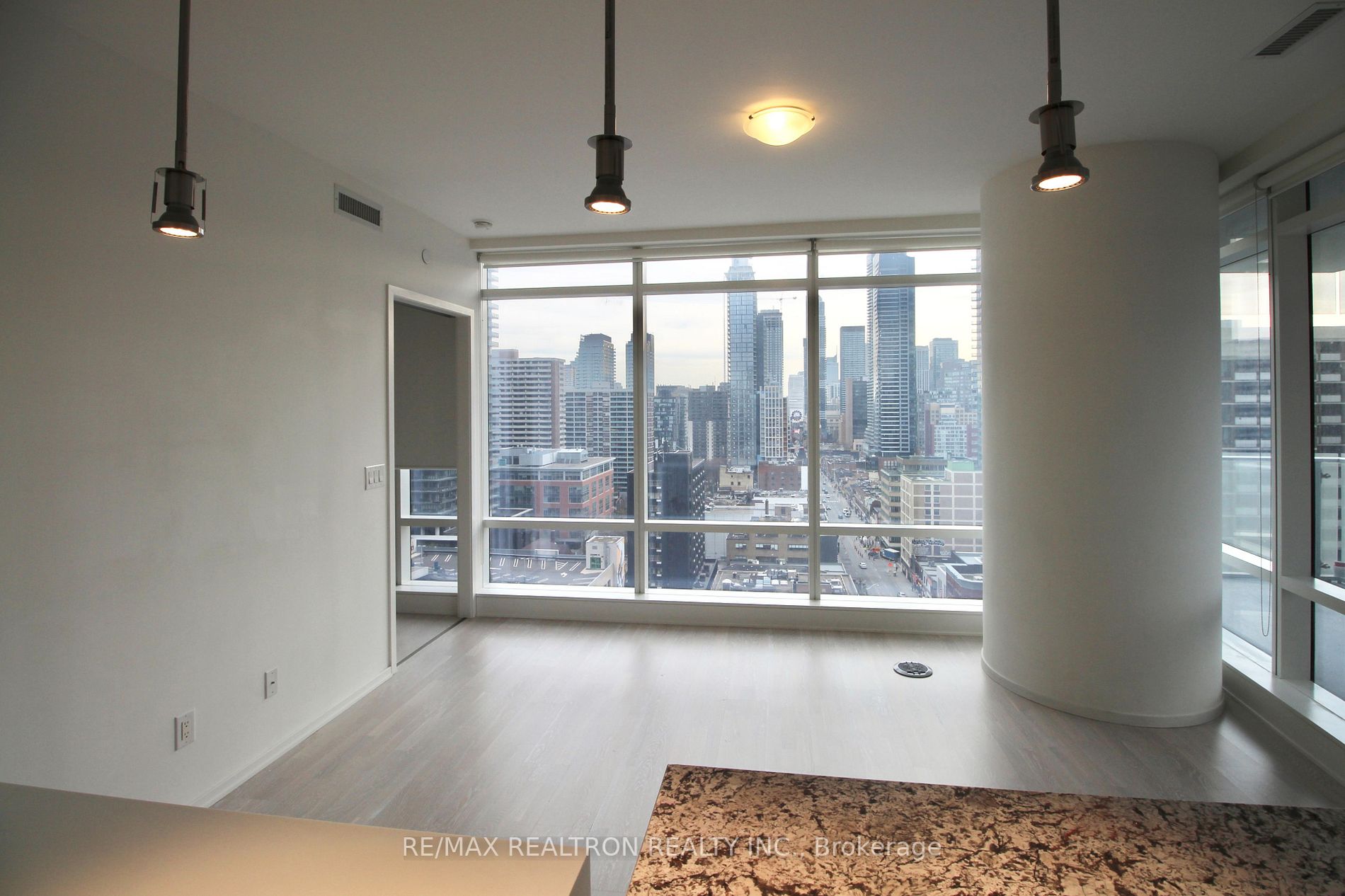 1 Bloor St E 7 Property Photo 4