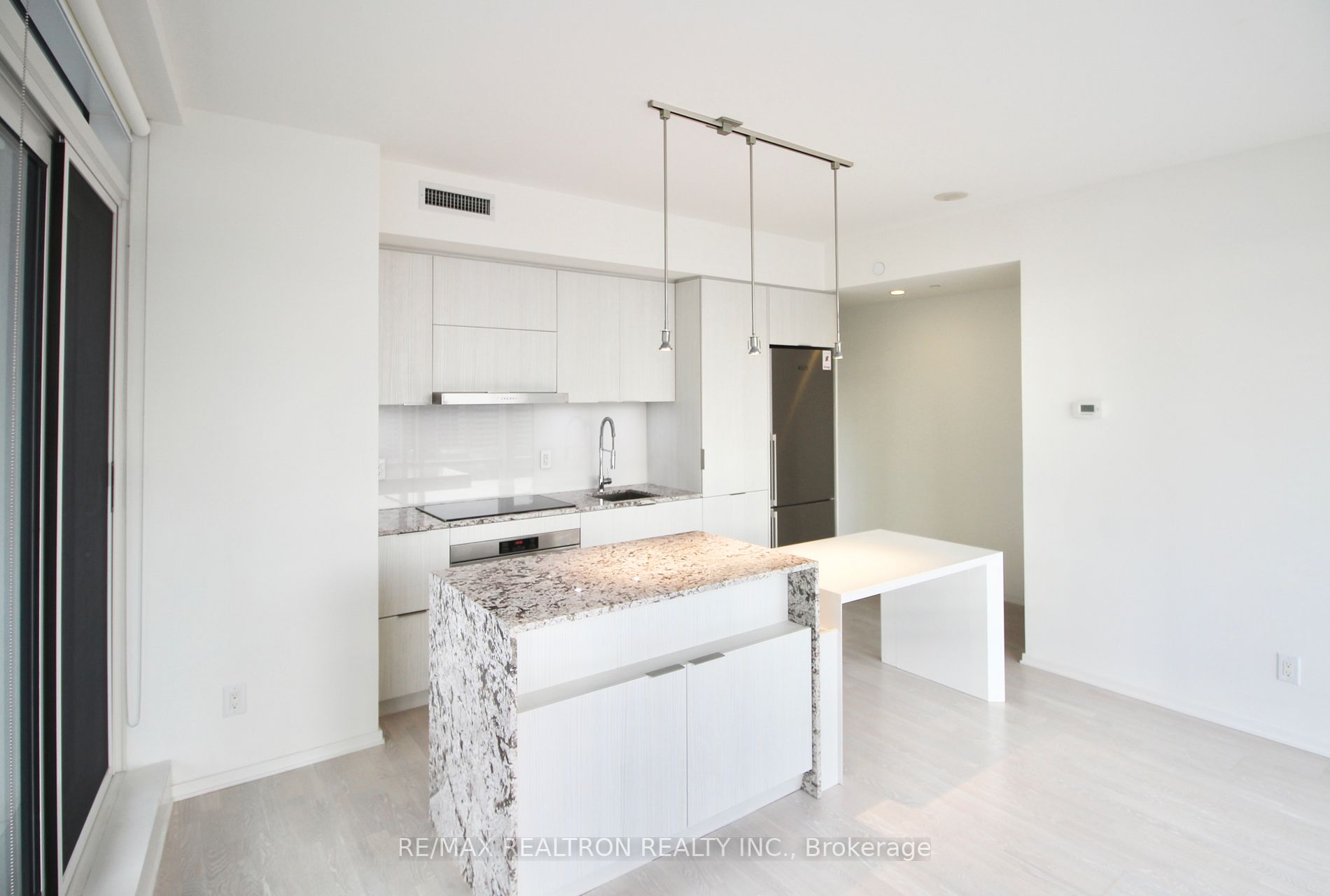1 Bloor St E 7 Property Photo 7