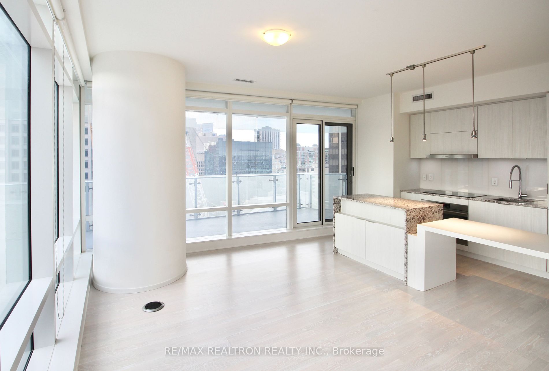 1 Bloor St E 7 Property Photo 8