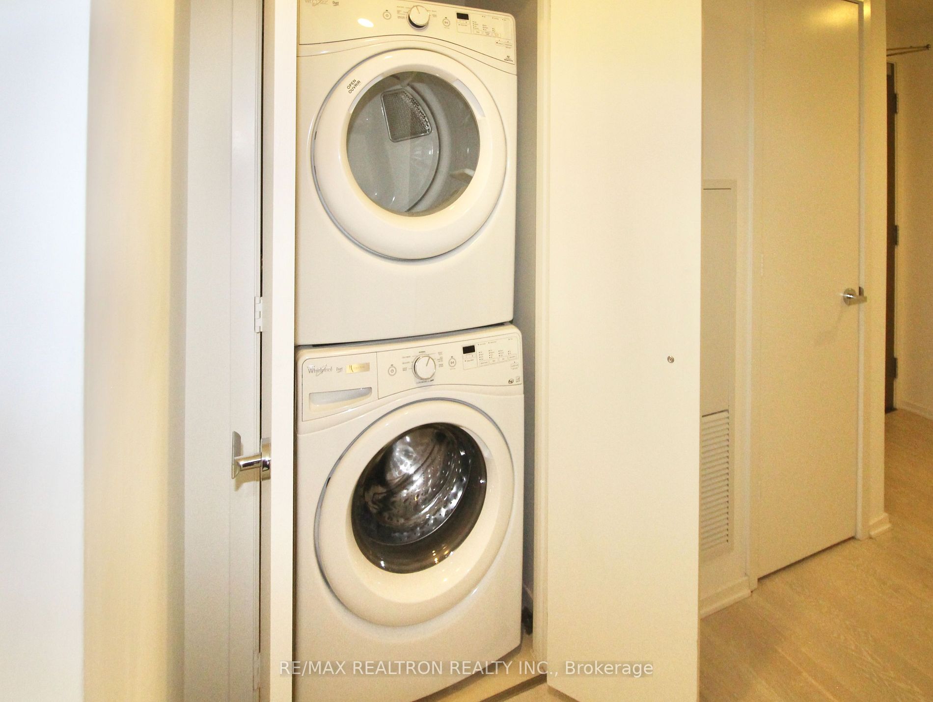 1 Bloor St E 7 Property Photo 17
