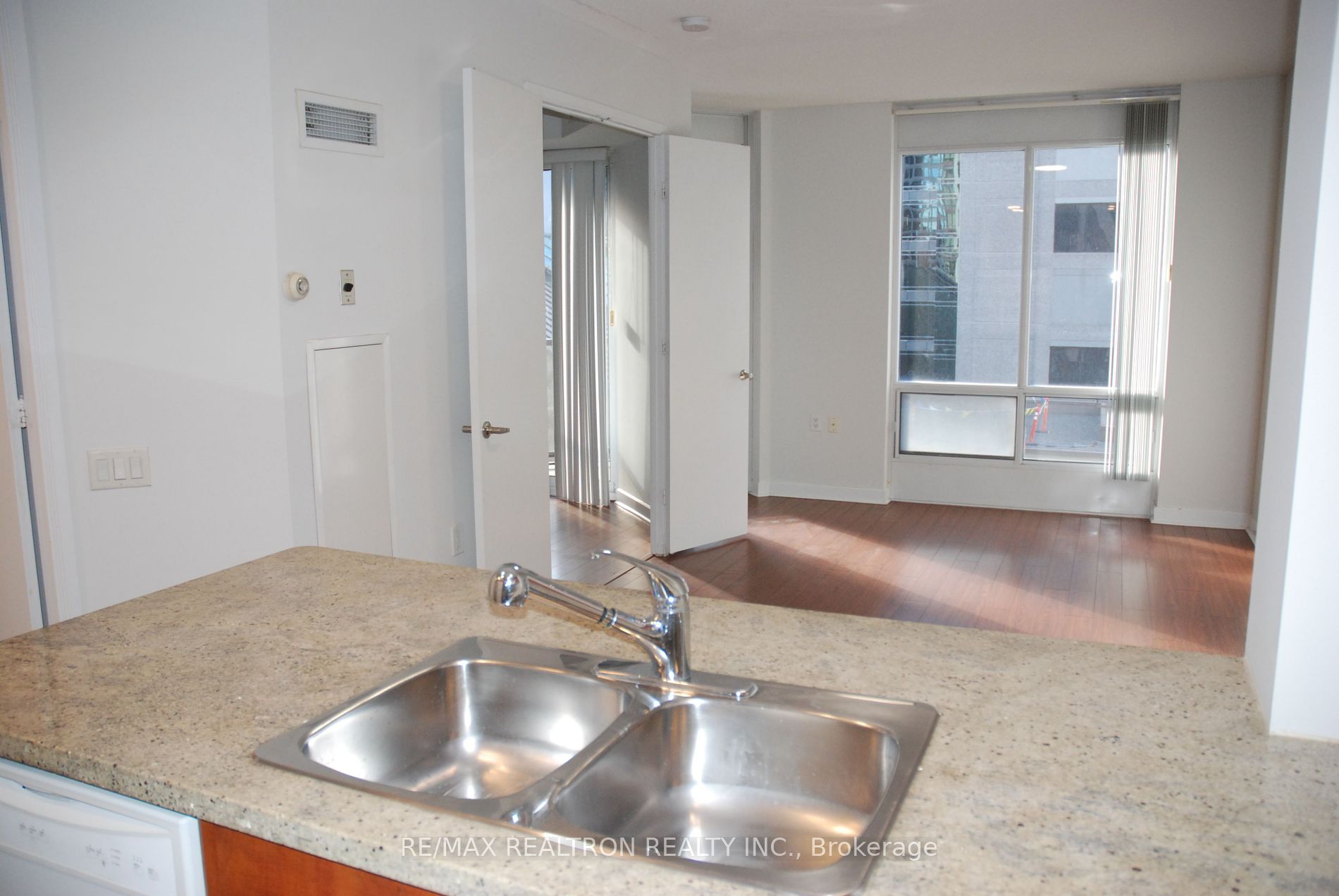 85 Bloor St E 13 Property Photo 2